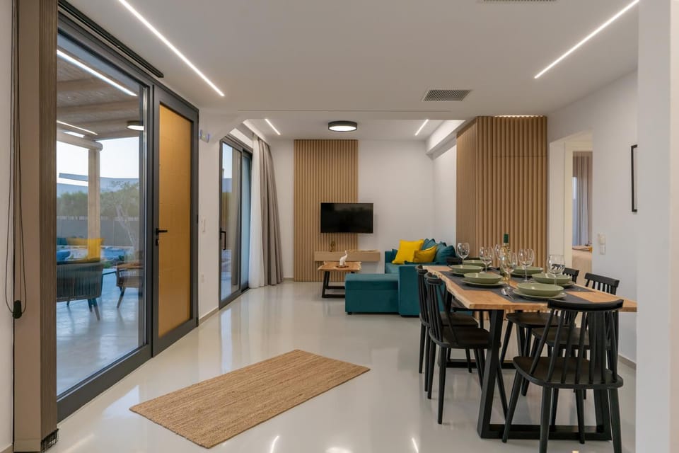 TV and multimedia, Seating area, Dining area