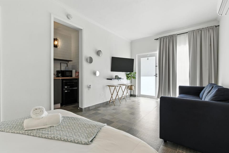 1BR 1BA Sleeps 3 Wi-Fi Walk to Beach Apartment in San Juan