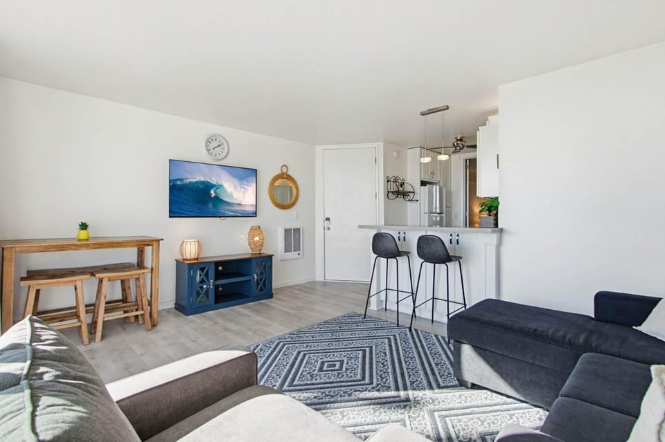 TV and multimedia, Kitchen or kitchenette, Living room, Seating area, Dining area, oven, stove