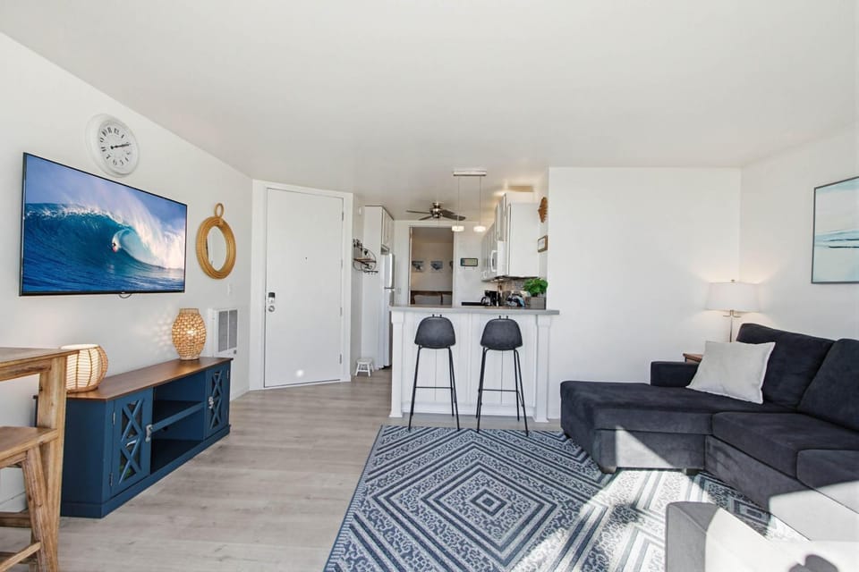 Kitchen or kitchenette, Living room, Seating area, Dining area, stove