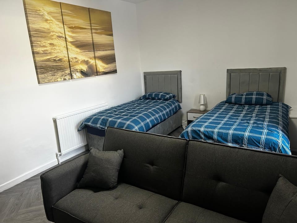 2 Bedroom House in City Centre near beach House in Swansea