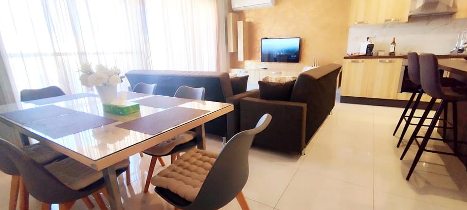 TV and multimedia, Living room, Seating area, Dining area, Evening entertainment