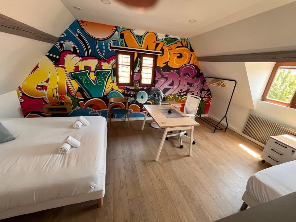 Bed, Photo of the whole room, Seating area, Bedroom