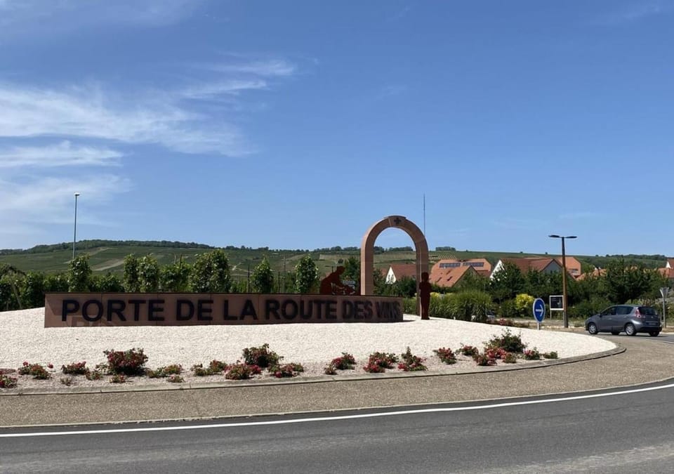 Nearby landmark, Day, Neighbourhood, Natural landscape, Street view