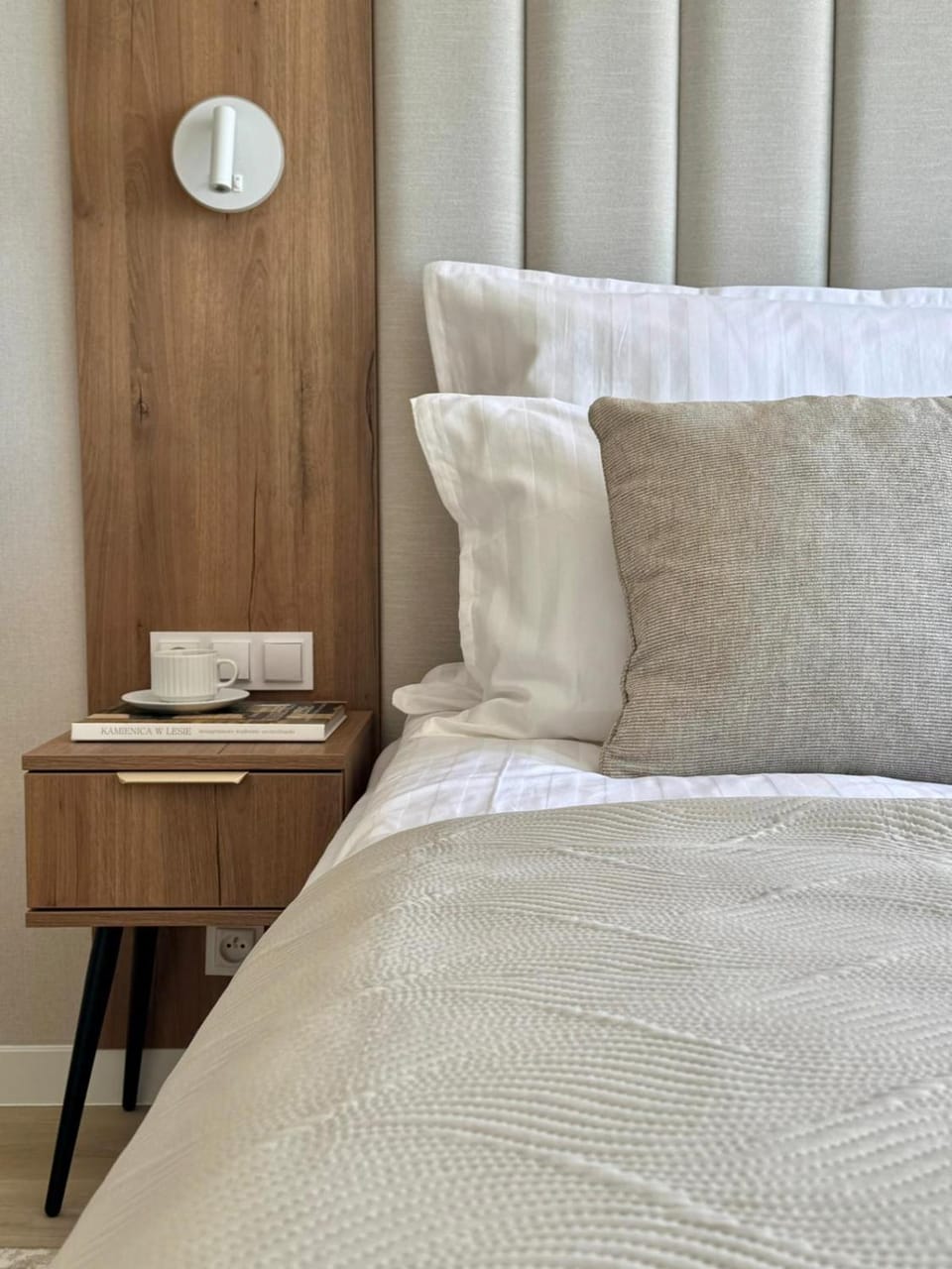 Bed, Day, Photo of the whole room, Decorative detail, Bedroom