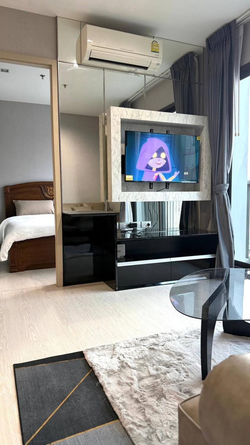 Communal lounge/ TV room, Bed, TV and multimedia, Living room, Bedroom
