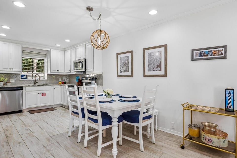 Kitchen or kitchenette, Dining area, oven