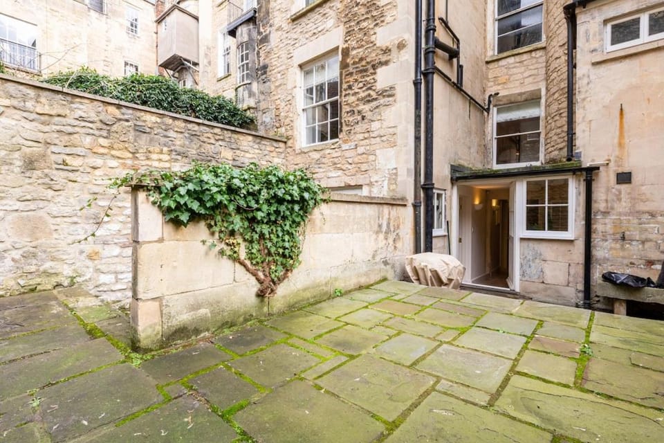 The Courtyard Apartment, city centre Apartment in Bath
