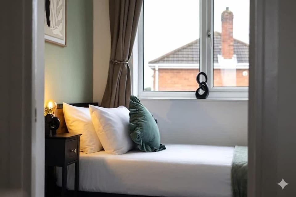 Church Street 3-Bed I Sleeps 5 I Contractors I Wifi I Parking House in England
