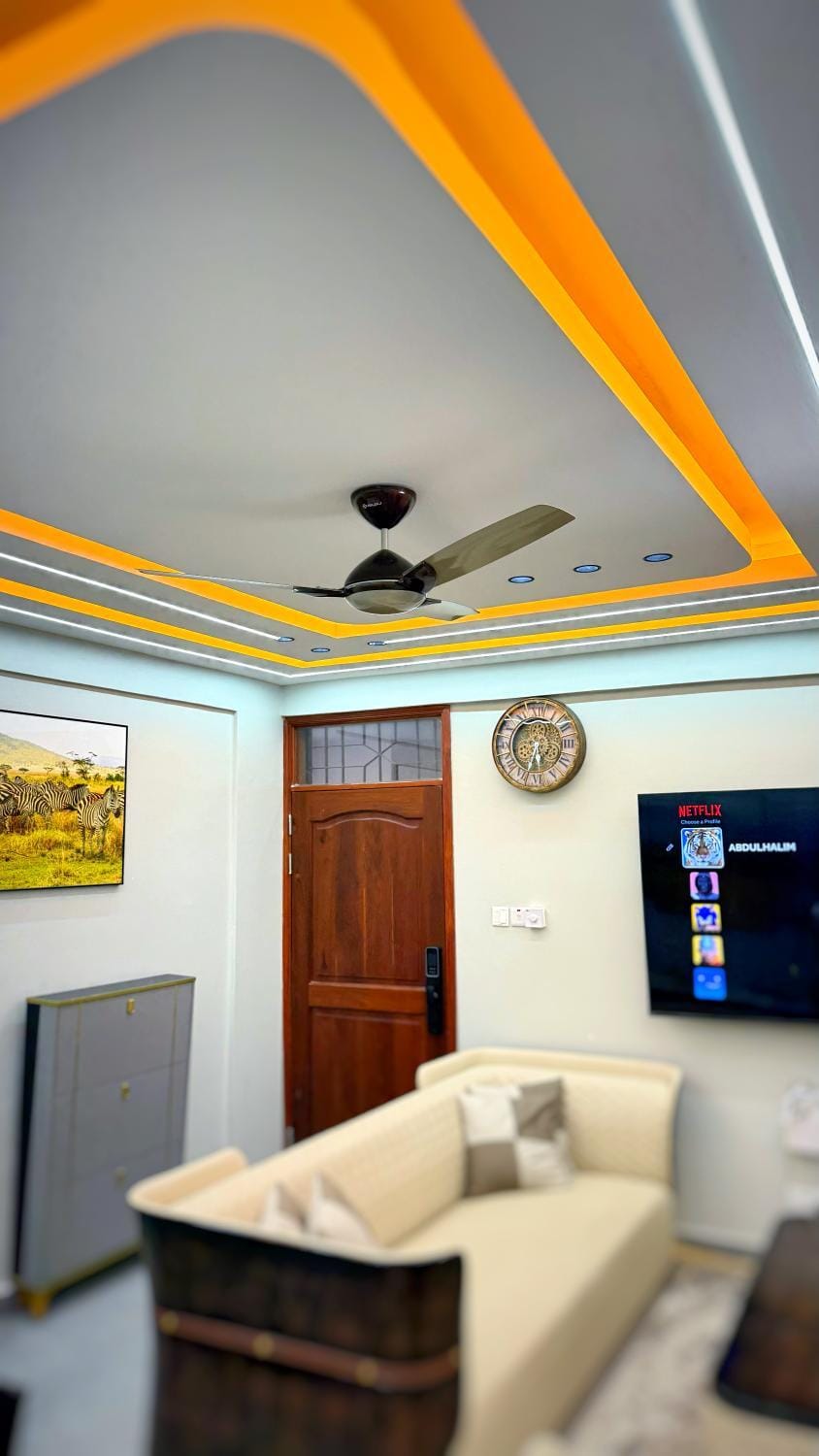 TV and multimedia, Living room, Decorative detail, Seating area, Evening entertainment