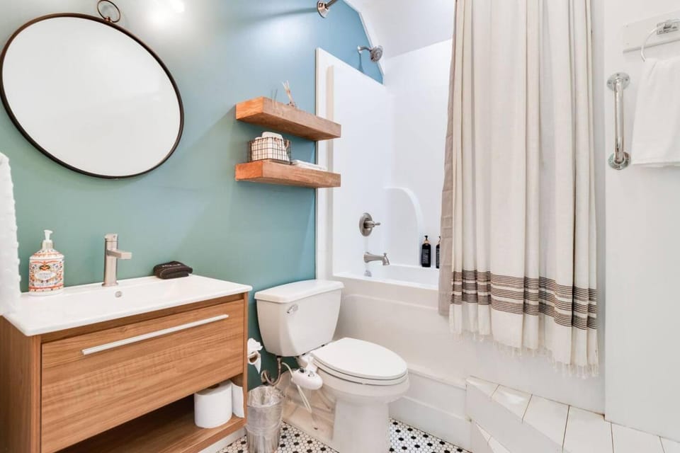 Cozy Modern Studio-Free Parking & Washer Dryer House in Freetown-Port Rico