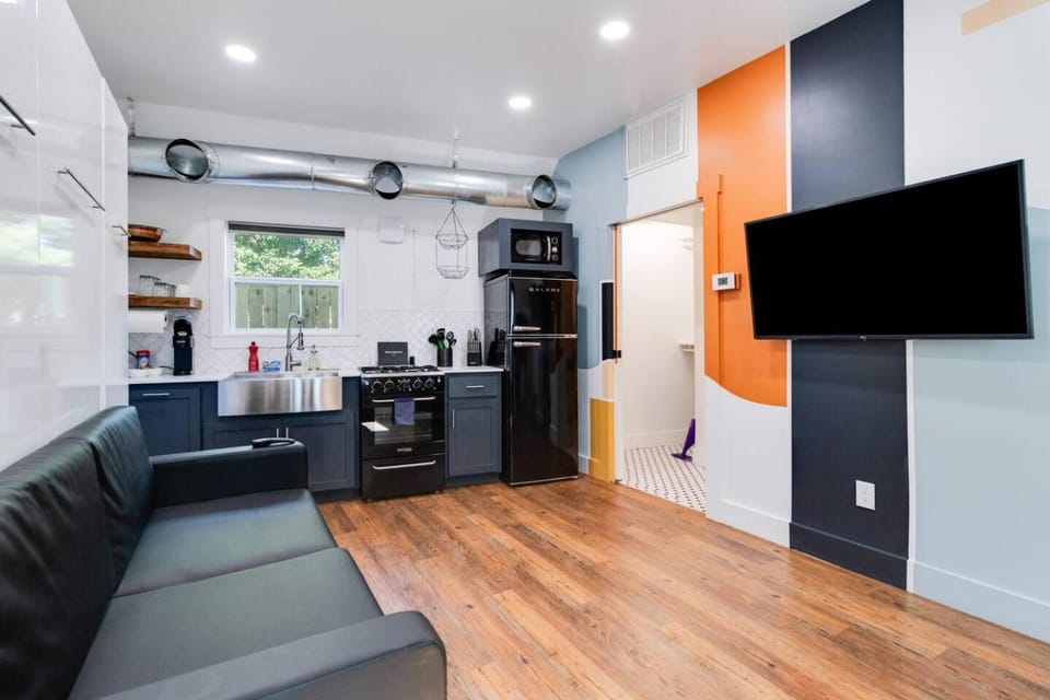 Cozy Modern Studio-Free Parking & Washer Dryer House in Freetown-Port Rico