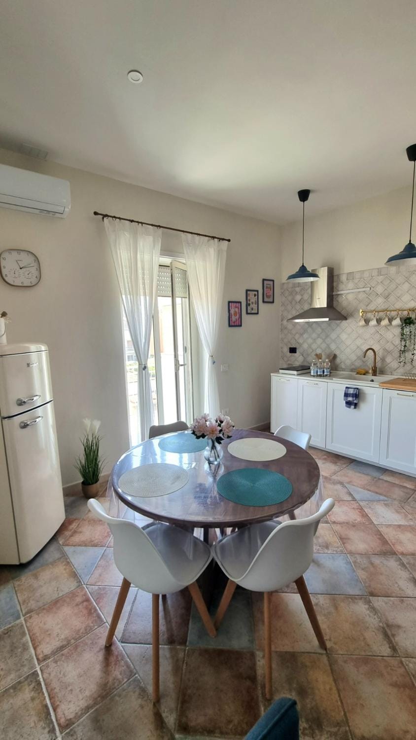 Kitchen or kitchenette, Dining area