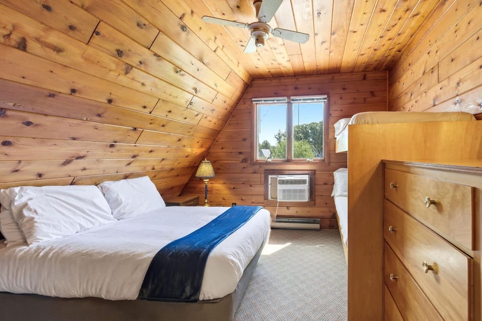 Chalet #50 Near Courts & Family Resort Fun Chalet in Lincoln Township