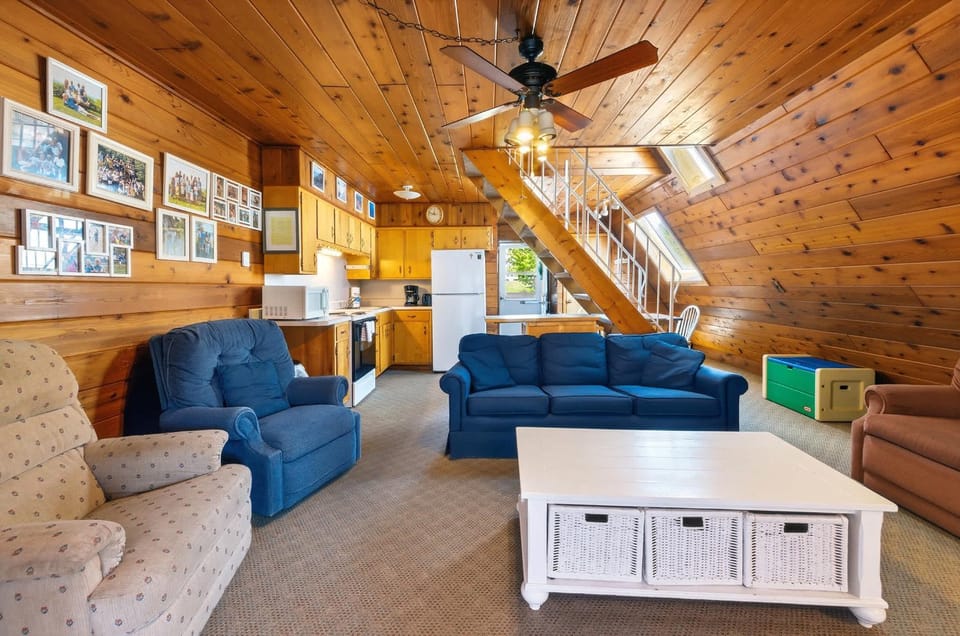Chalet #50 Near Courts & Family Resort Fun Chalet in Lincoln Township