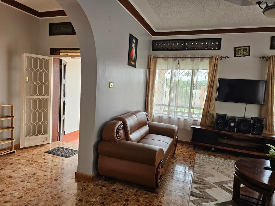 Communal lounge/ TV room, TV and multimedia, Living room, Seating area, Evening entertainment