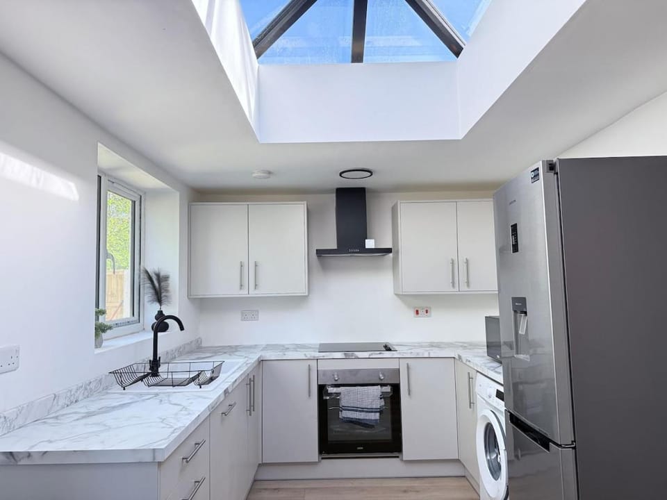 Ideal for Contractors 3 Beds Parking Near M62 Warrington House in Warrington