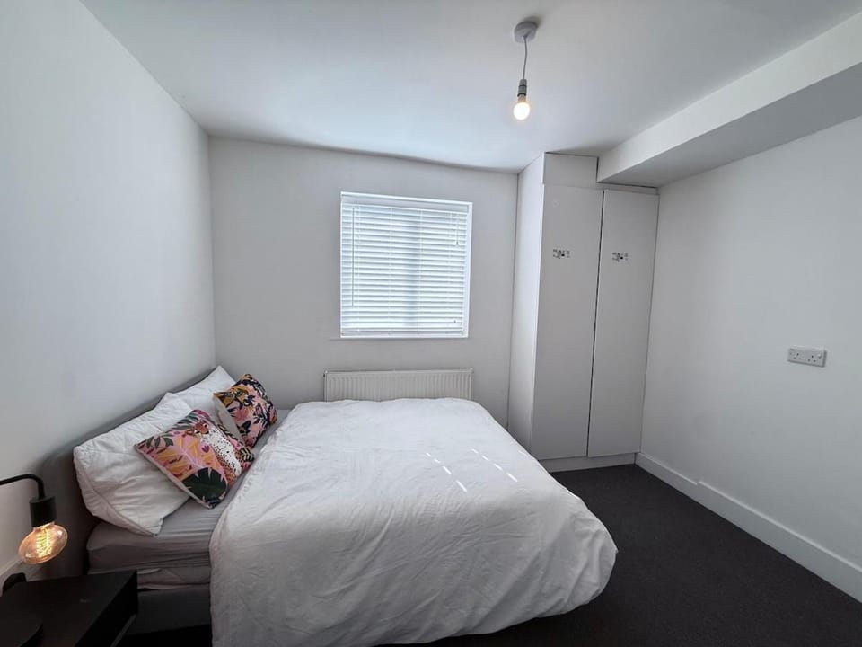Ideal for Contractors 3 Beds Parking Near M62 Warrington House in Warrington