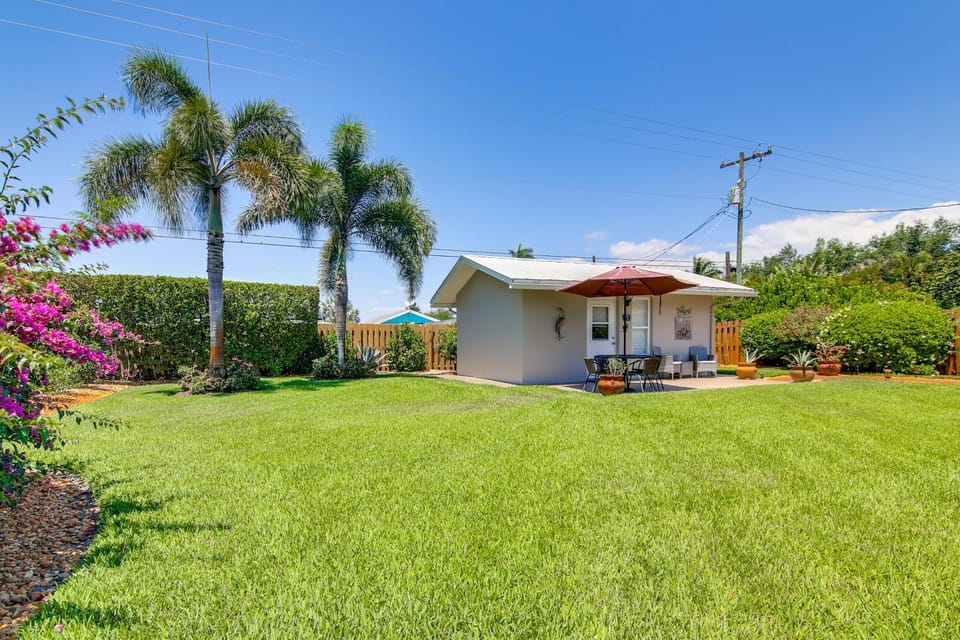 1 Mi to Vanderbilt Beach! Walkable Couple’s Haven Apartment in Naples Park