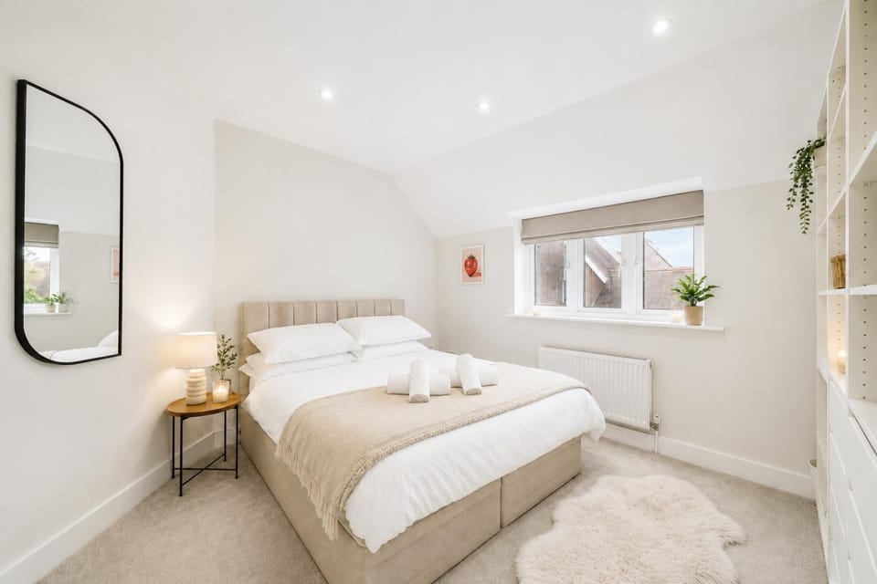 Modern Stay Near Gatwick - Work & Long Stays Welcome House in Horley