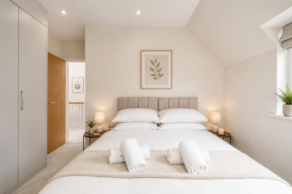 Modern Stay Near Gatwick - Work & Long Stays Welcome House in Horley