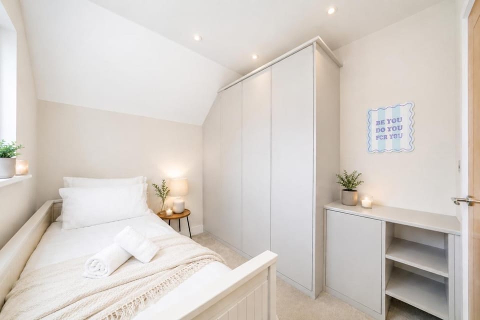 Modern Stay Near Gatwick - Work & Long Stays Welcome House in Horley