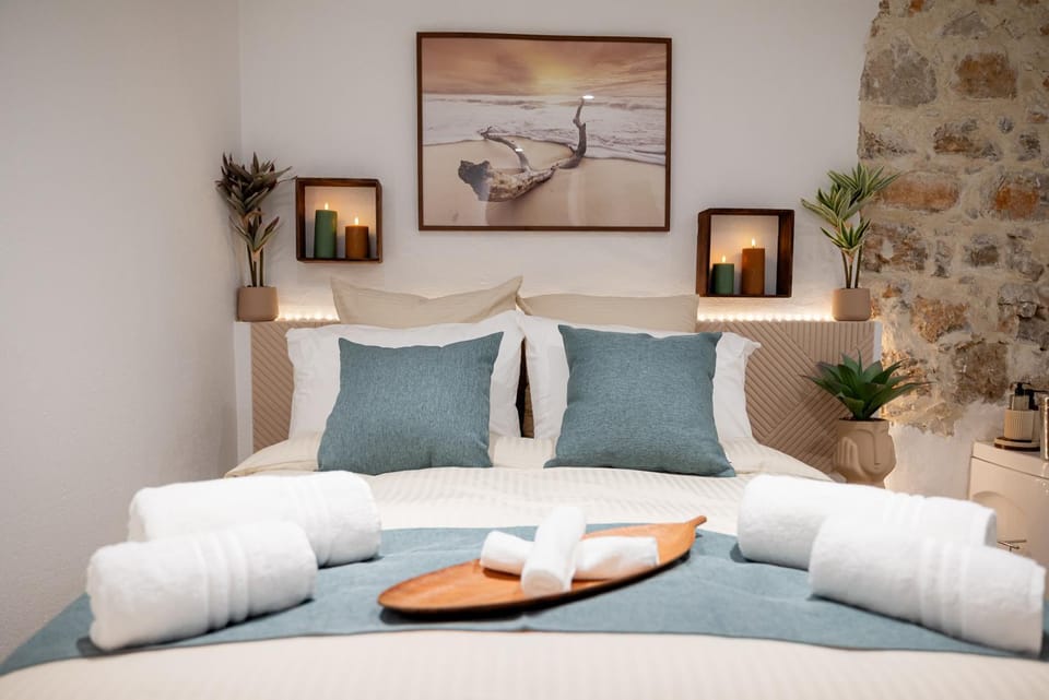 Bed, Photo of the whole room, Seating area, Bedroom, towels