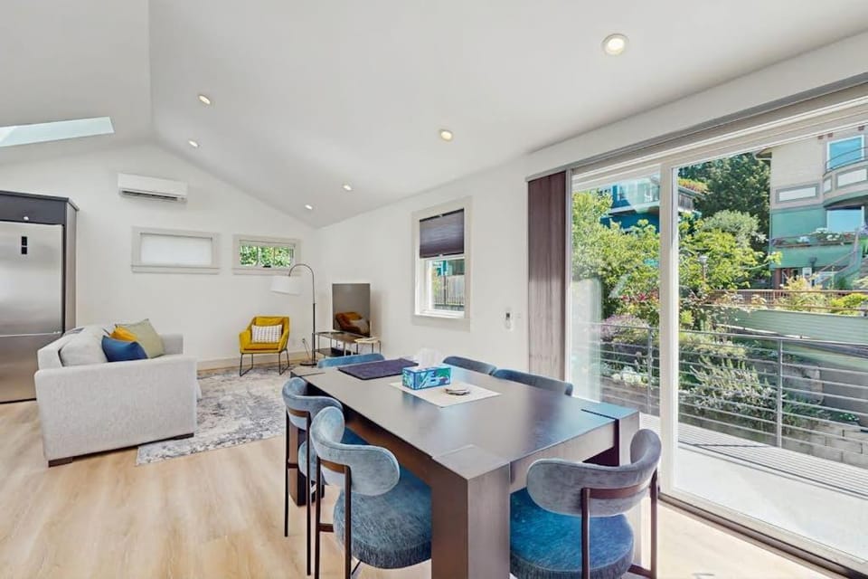 Sun-Drenched Queen Anne DADU House in Queen Anne