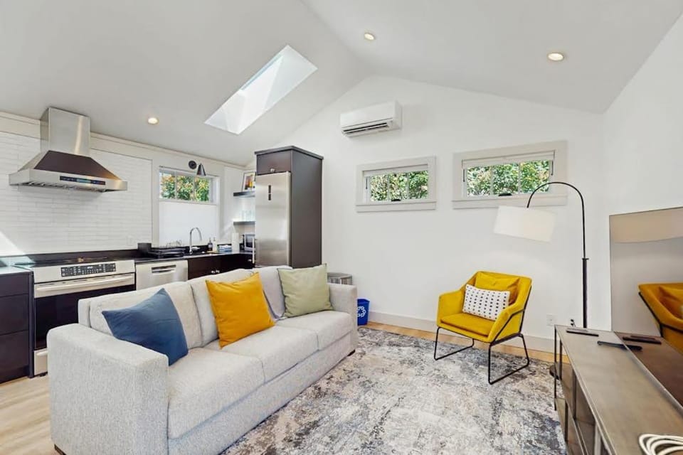 Sun-Drenched Queen Anne DADU House in Queen Anne