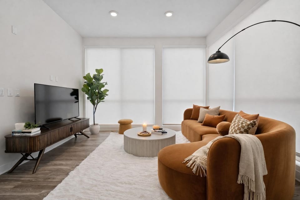 The Hollywood Sign luxury Penthouse Pool & Spa Apartment in Hollywood