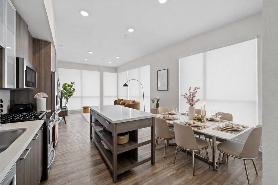 The Hollywood Sign luxury Penthouse Pool & Spa Apartment in Hollywood