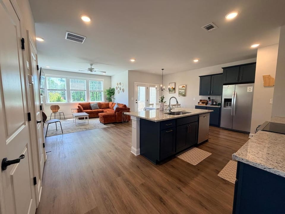 New in Lawrenceville Duluth mins to GasSouth Arena House in Georgia