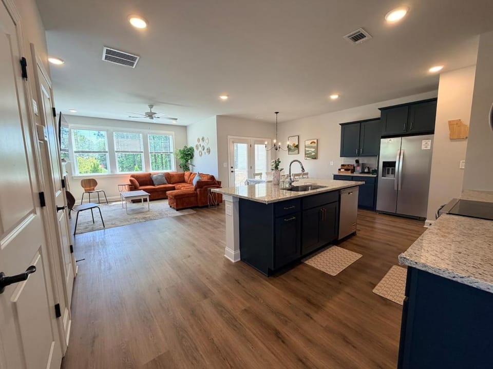 New in Lawrenceville Duluth mins to GasSouth Arena House in Georgia