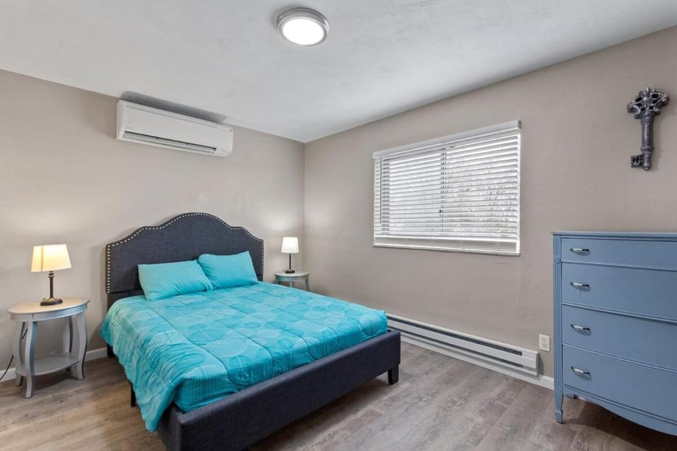 Bed, Photo of the whole room, Bedroom, air conditioner