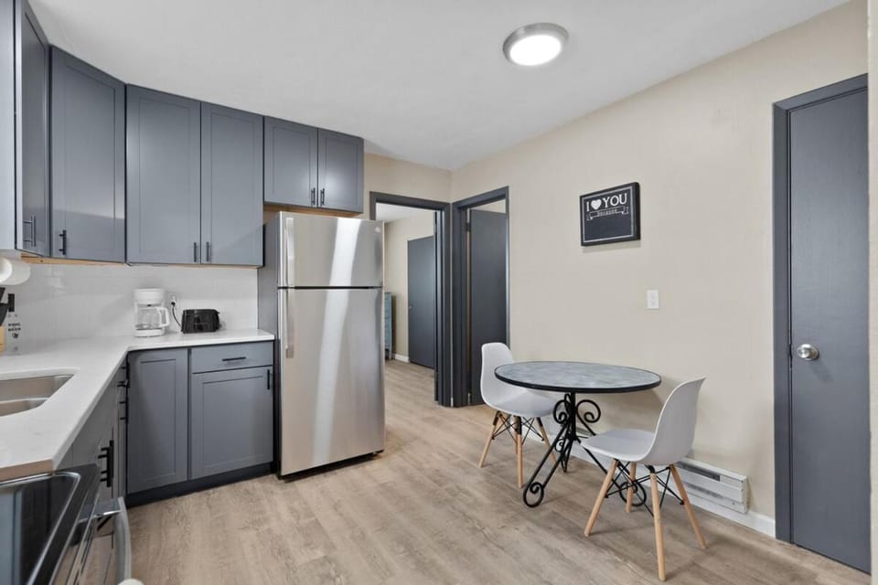 Kitchen or kitchenette, Dining area, stove