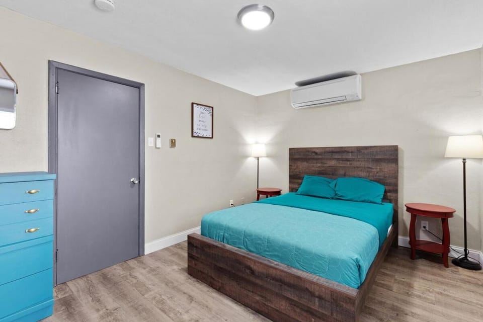 Bed, Photo of the whole room, Bedroom, air conditioner