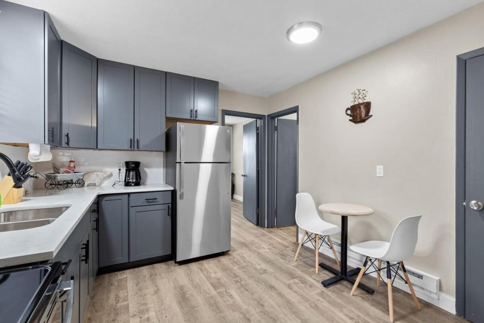 Kitchen or kitchenette, Dining area, oven, stove