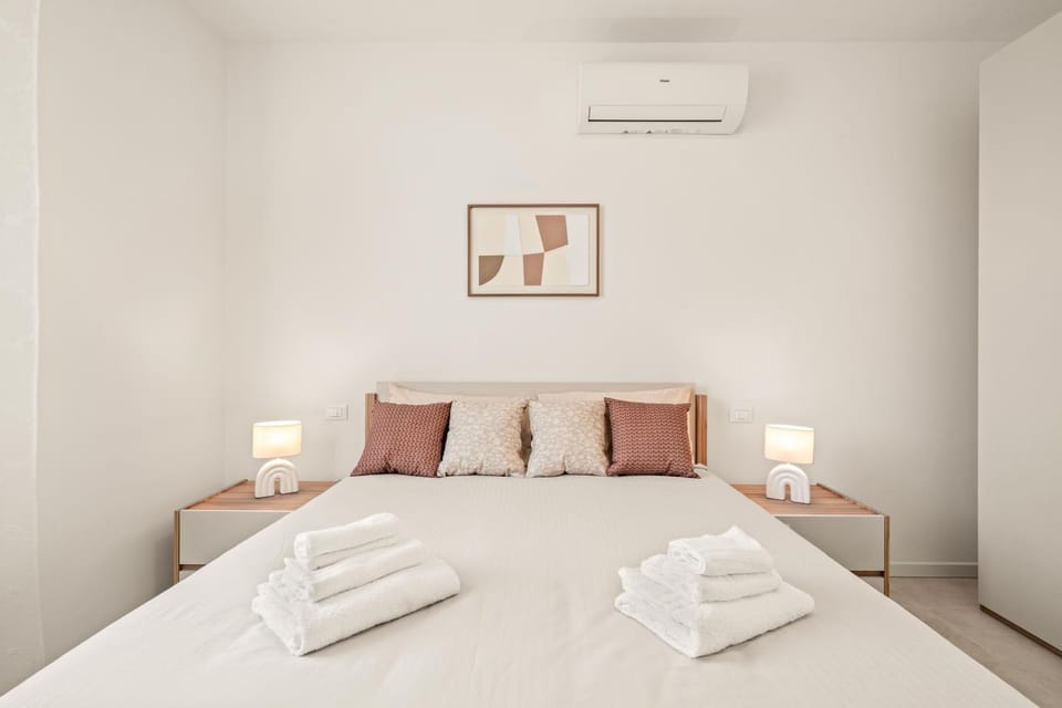 Villa Spiaggia Oro - 4 minute walk to the beach House in Desenzano del Garda