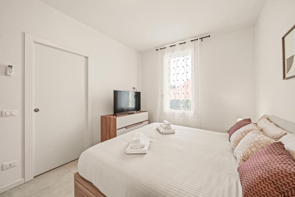 Villa Spiaggia Oro - 4 minute walk to the beach House in Desenzano del Garda