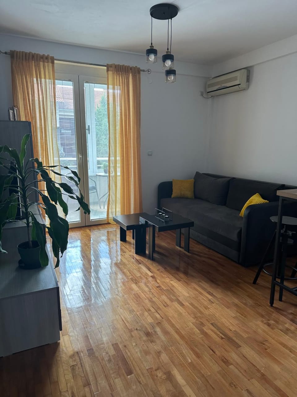 Living room, Seating area, air conditioner