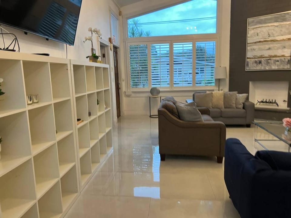 Miami Chill Hostel Bed For Your Stay 4A House in Aventura