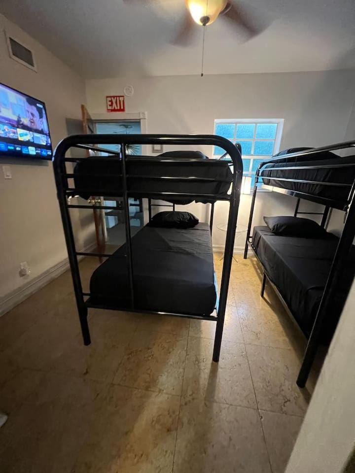 Miami Cheerful Hostel Bed 4B House in Aventura