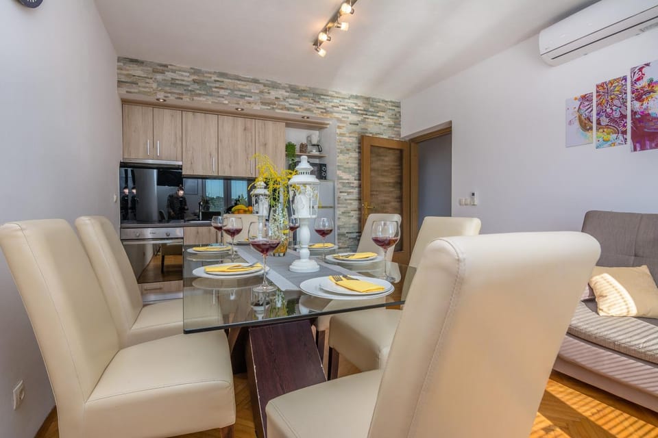 Kitchen or kitchenette, Living room, Dining area