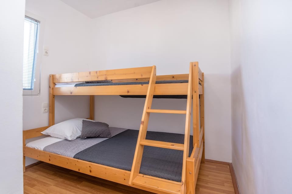 Bedroom, bunk bed