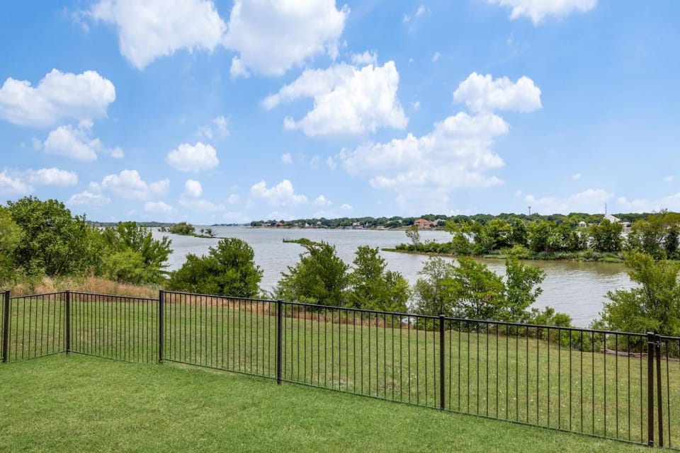 Lakefront Oasis w/covered Patio + outdoor Kitchen House in Arlington