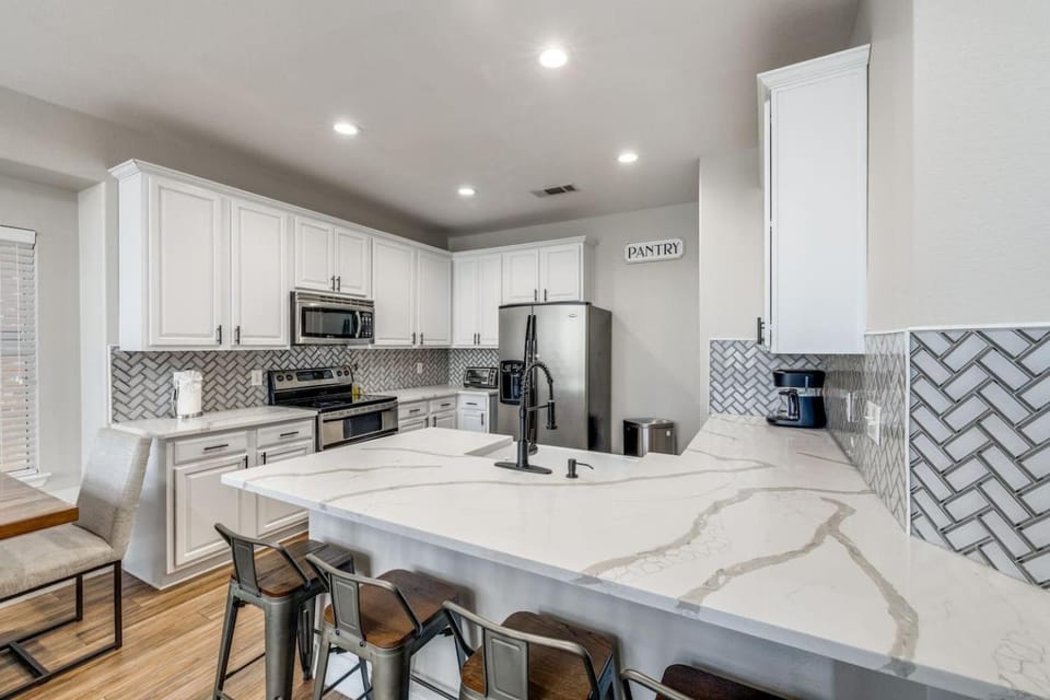 Lakefront Oasis w/covered Patio + outdoor Kitchen House in Arlington