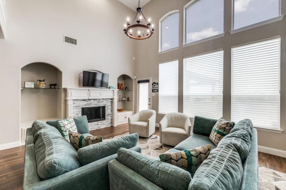 Lakefront Oasis w/covered Patio + outdoor Kitchen House in Arlington