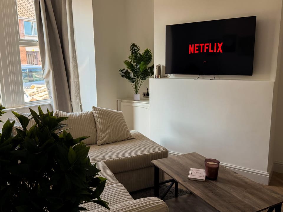 Communal lounge/ TV room, TV and multimedia, Living room, Seating area