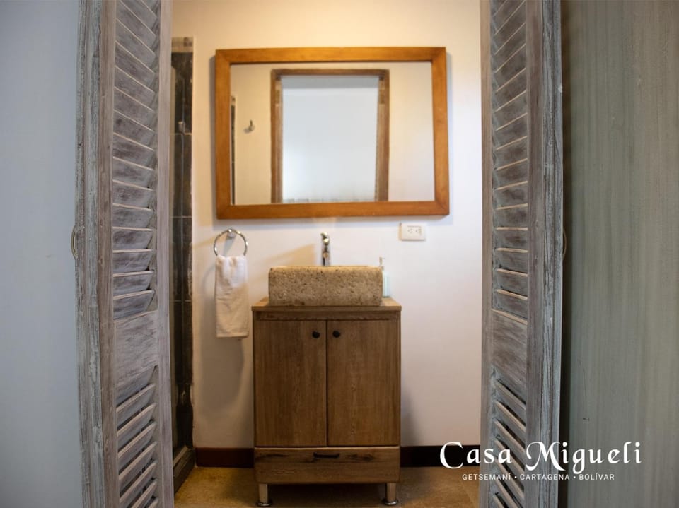 Luxury Oasis in Getsemaní House with Jacuzzi Villa in Cartagena