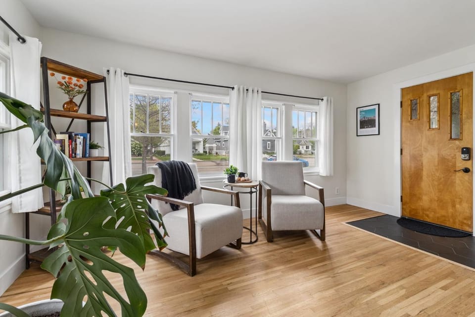 Walnut Street Retreat Downtown, Dog Friendly House in Greeley